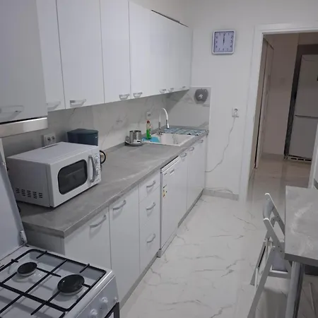 Apartment, 3 Rooms, Nearby Piata Victoriei And Gara De Nord דירה